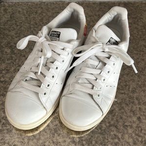 Stan smith adidas white sneakers with pink accent